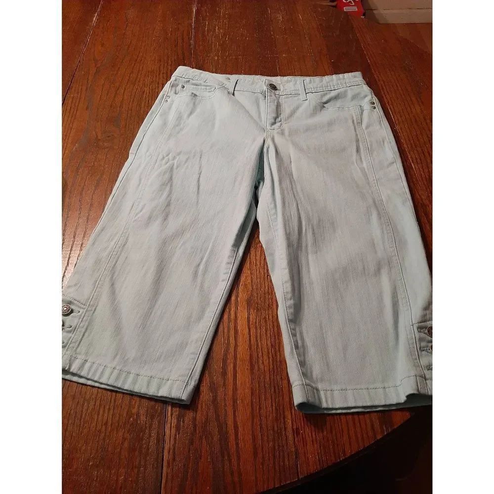 Size 6 Missy Gloria Vanderbilt Light Blue All Around Slimming Effects Shorts